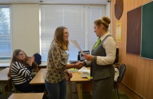 Apdovanojimai jau įteikti visiems viktorinos laimėtojams Viktorinoje dalyvavusiai Juozo Tumo-Vaižganto gimnazijos mokinei Ugnei Kolosovaitei įteiktas padėkos raštas ir paskatinamasis prizas.