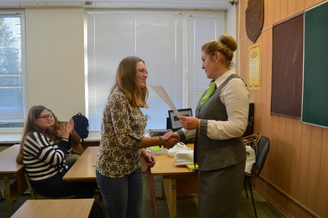 Viktorinoje dalyvavusiai Juozo Tumo-Vaižganto gimnazijos mokinei Ugnei Kolosovaitei įteiktas padėkos raštas ir paskatinamasis prizas. Viktorinoje dalyvavusiai Juozo Tumo-Vaižganto gimnazijos mokinei Ugnei Kolosovaitei įteiktas padėkos raštas ir paskatinamasis prizas.