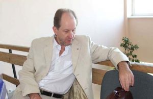 Konkursą laimėjo farmacininkas Farmacininkas S.Jasiulevičius su žurnalistais nepanoro kalbėti apie privataus verslo likimą. D.Zibolienės nuotr.