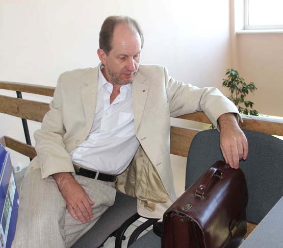 Farmacininkas S.Jasiulevičius su žurnalistais nepanoro kalbėti apie privataus verslo likimą. D.Zibolienės nuotr.