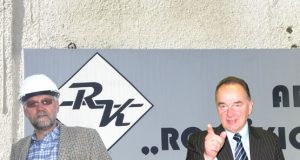 AB „Rokiškio komunalininkas“ valdybos pirmininkas V.Saulis (dešinėje) tvirtina