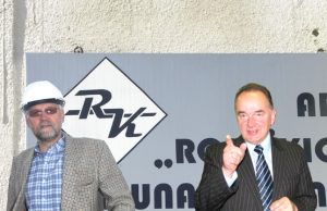 AB „Rokiškio komunalininkas“ valdybos pirmininkas V.Saulis (dešinėje) tvirtina