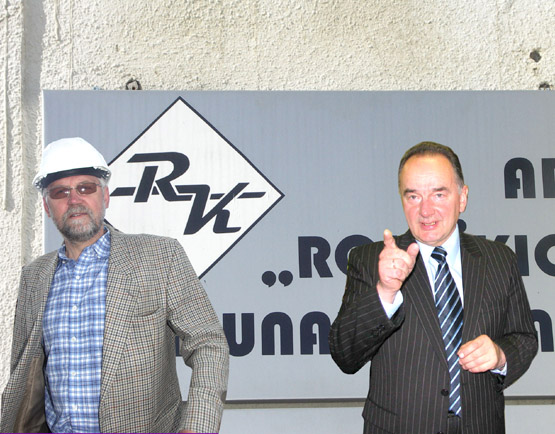 AB „Rokiškio komunalininkas“ valdybos pirmininkas V.Saulis (dešinėje) tvirtina AB „Rokiškio komunalininkas“ valdybos pirmininkas V.Saulis (dešinėje) tvirtina