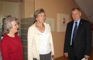 Sanitarų triumfas: ligoninė jiems turės sumokėti 344 tūkst. Lt Rokiškio psichiatrijos ligoninėje lankęsis buvęs sveikatos apsaugos ministras Vytenis Andriukaitis su Lietuvos profesinės sąjungos „Solidarumas“ pirmininke Aldona Jašinskiene ir nare Stanislava Kondraškiene (kairėje) diskutavo apie pavojingas sanitarų darbo sąlygas ir atlygį. D. Zibolienės nuotr.