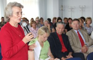 Rokiškio psichiatrijos ligoninės Darbininkų sąjungos pirmininkė Stanislava Kondraškienė (kairėje) išsakė daug priekaištų ligoninės administracijai dėl netinkamo darbo organizavimo. D. Zibolienės nuotr.