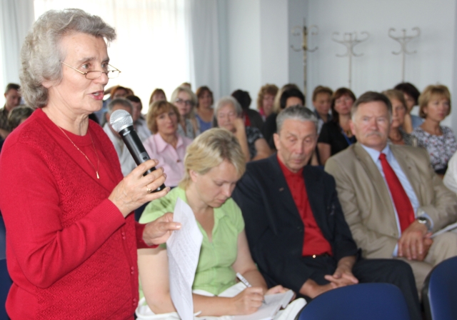Rokiškio psichiatrijos ligoninės Darbininkų sąjungos pirmininkė Stanislava Kondraškienė (kairėje) išsakė daug priekaištų ligoninės administracijai dėl netinkamo darbo organizavimo. D. Zibolienės nuotr.