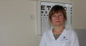 Rokiškio pirminės asmens sveikatos priežiūros centro darbuotoja D.Kondratenkienė kviečia pacientus dažniau lankytis ligų prevencijos kabinete ir domėtis siūlomomis prevencinėmis programomis.  D.Zibolienės nuotr.