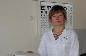 Rokiškio pirminės asmens sveikatos priežiūros centro darbuotoja D.Kondratenkienė kviečia pacientus dažniau lankytis ligų prevencijos kabinete ir domėtis siūlomomis prevencinėmis programomis.  D.Zibolienės nuotr.