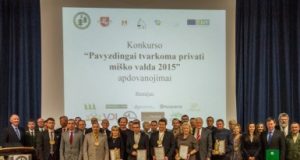 Geriausiai tvarkomų privačių miškų konkurso nugalėtojai. Iš dešinės šešta  Birutė Baltakienė