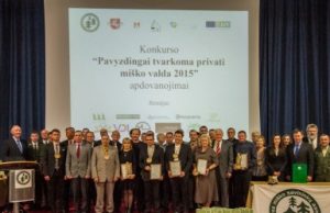 Geriausiai tvarkomų privačių miškų konkurso nugalėtojai. Iš dešinės šešta  Birutė Baltakienė