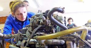 Paklausią automobilių mechaniko specialybę renkasi ir merginos. Pirmakursė Sigita Leknickaitė tapo mokyklos automobilių mechanikų konkurso laimėtoja. Rokiškio technologijos