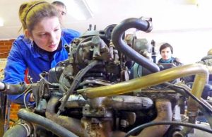 Paklausią automobilių mechaniko specialybę renkasi ir merginos. Pirmakursė Sigita Leknickaitė tapo mokyklos automobilių mechanikų konkurso laimėtoja. Rokiškio technologijos