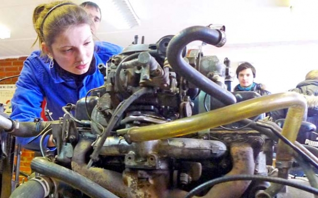 Paklausią automobilių mechaniko specialybę renkasi ir merginos. Pirmakursė Sigita Leknickaitė tapo mokyklos automobilių mechanikų konkurso laimėtoja. Rokiškio technologijos Paklausią automobilių mechaniko specialybę renkasi ir merginos. Pirmakursė Sigita Leknickaitė tapo mokyklos automobilių mechanikų konkurso laimėtoja. Rokiškio technologijos