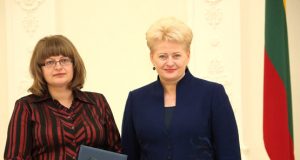 Prezidentė Dalia Grybauskaitė apdovanojo Kamajų gimnazijos bibliotekininkę Jolantą Lašienę. Džojos Gundos Barysaitės nuotr.