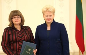 Prezidentė Dalia Grybauskaitė apdovanojo Kamajų gimnazijos bibliotekininkę Jolantą Lašienę. Džojos Gundos Barysaitės nuotr.