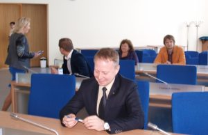 Konstitucijos egzaminas: rekordinis dalyvių skaičius, bet į antrąjį turą niekas nepateko Konstitucijos egzamino akimirka: rajono savivaldybės Juridinio ir personalo skyriaus vedėjo pavaduotoja Rūta Dilienė (dešinėje) tušinukus ir užduotis dalino jo dalyviams. L. Dūdaitės nuotr.