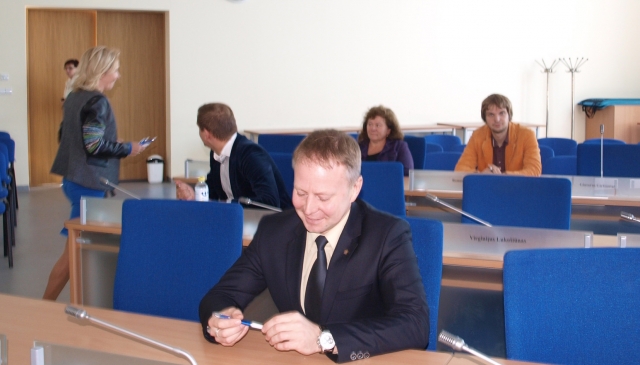 Konstitucijos egzamino akimirka: rajono savivaldybės Juridinio ir personalo skyriaus vedėjo pavaduotoja Rūta Dilienė (dešinėje) tušinukus ir užduotis dalino jo dalyviams. L. Dūdaitės nuotr. Konstitucijos egzamino akimirka: rajono savivaldybės Juridinio ir personalo skyriaus vedėjo pavaduotoja Rūta Dilienė (dešinėje) tušinukus ir užduotis dalino jo dalyviams. L. Dūdaitės nuotr.