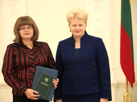 Prezidentė Dalia Grybauskaitė apdovanojo Kamajų gimnazijos bibliotekininkę Jolantą Lašienę. Džojos Gundos Barysaitės nuotr.