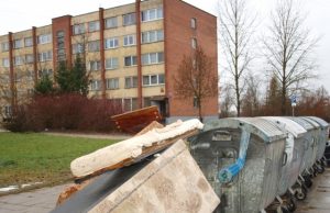 Taikos gatvėje prie konteinerių krūvos senų baldų – dažnas vaizdas. D.Zibolienės nuotr.