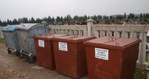 Prieš Vėlines kapinėse patatyti konteineriai bioatliekoms. D.Zibolienės nuotr.