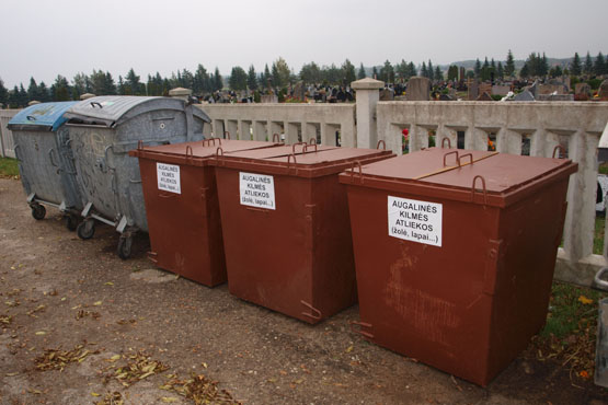 Prieš Vėlines kapinėse patatyti konteineriai bioatliekoms. D.Zibolienės nuotr.