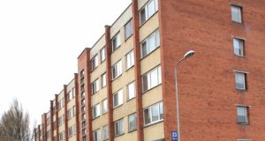 Mėginimas prie namo pastatyti atliekų konteinerius papiktino jo gyventojus.