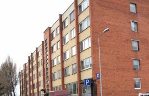 Mėginimas prie namo pastatyti atliekų konteinerius papiktino jo gyventojus.