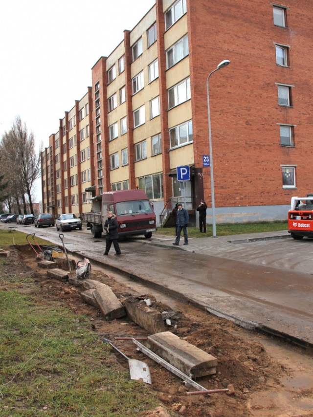 Mėginimas prie namo pastatyti atliekų konteinerius papiktino jo gyventojus. Mėginimas prie namo pastatyti atliekų konteinerius papiktino jo gyventojus.