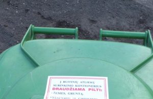 Ant konteinerių užklijuoti draudimai gyventojus sunervino ir išgąsdino. A.Minkevičienės nuotr.