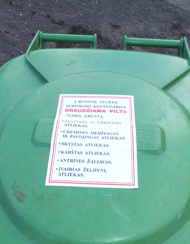 Ant konteinerių užklijuoti draudimai gyventojus sunervino ir išgąsdino. A.Minkevičienės nuotr.