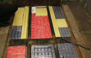 Trijuose vilkikuose rasta kontrabandinių cigarečių Policijos pareigūnų ir muitininkų bendros akcijos metu rasti nelegalūs kroviniai - cigaretės su rusiškomis banderolėmis. Policijos archyvo nuotr.