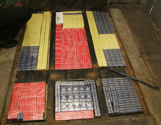 Policijos pareigūnų ir muitininkų bendros akcijos metu rasti nelegalūs kroviniai -  cigaretės su rusiškomis banderolėmis. Policijos archyvo nuotr.