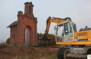 Tvarkoma Kalvarijų aplinka. D. Zibolienės nuotr.
