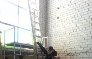 Dailininkas Arvydas Bagdonas (dešinėje) ir medžio meistras Gintaras Varnas apžiūrėjo senąjį pastatą