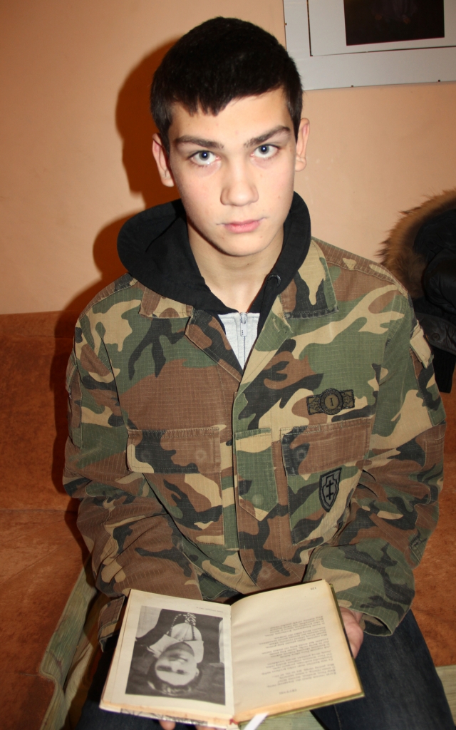 Tapęs šauliu Kornelijus susidomėjo giminaitės kūryba. N.Byčkovskio nuotr.