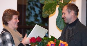 Metų tautodailininką I.Kovalevskį sveikino Rokiškio krašto muziejaus direktorė Nijolė Šniokienė. D.Kiukienės nuotr.