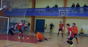 Nepriklausomybės taurės turnyro akimirka: „Senjorų“ (šviesesnė apranga) komandos vartus atakuoja „Jaunimo“ futbolininkai. L.Dūdaitės nuotr.