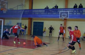 Nepriklausomybės taurės turnyro akimirka: „Senjorų“ (šviesesnė apranga) komandos vartus atakuoja „Jaunimo“ futbolininkai. L.Dūdaitės nuotr.