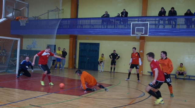 Nepriklausomybės taurės turnyro akimirka: „Senjorų“ (šviesesnė apranga) komandos vartus atakuoja „Jaunimo“ futbolininkai. L.Dūdaitės nuotr.