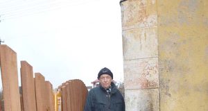 Pastačius naują tvorą Ignas Kozlovas vos pralenda pro tarpą.D.Zibolienės nuotr.