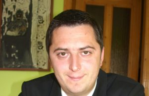 Kada bus nuvalyti Taikos gatvės turgelio tualetus „puošiantys“ užrašai? Rokiškio miesto seniūnas Arūnas Krasauskas laukia policijos leidimo terlionėms nuvalyti. D.Zibolienės nuotr.