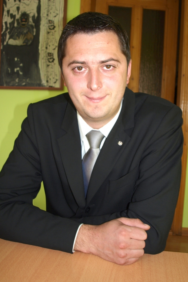 Rokiškio miesto seniūnas Arūnas Krasauskas laukia policijos leidimo terlionėms nuvalyti. D.Zibolienės nuotr. Rokiškio miesto seniūnas Arūnas Krasauskas laukia policijos leidimo terlionėms nuvalyti. D.Zibolienės nuotr.