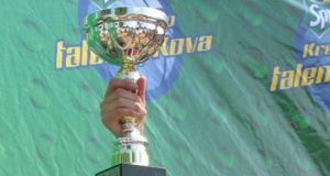 Martyna Kravčenkaitė Palangoje kėlė pergalės taurę. L.Dūdaitės nuotr.