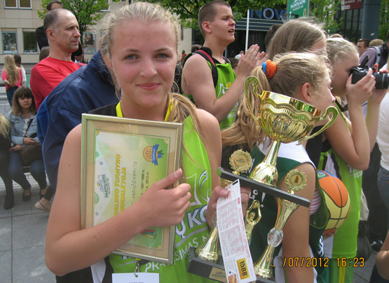 Jaunimo krepšinio turnyro „Sprite“ talentų kova“ nugalėtoja rokiškietė Martyna Kravčenkaitė. Jaunimo krepšinio turnyro „Sprite“ talentų kova“ nugalėtoja rokiškietė Martyna Kravčenkaitė.