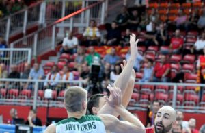 Rokiškėnai sirgaliai šalies rinktinės startą vertina prieštaringai. Eltos nuotr.