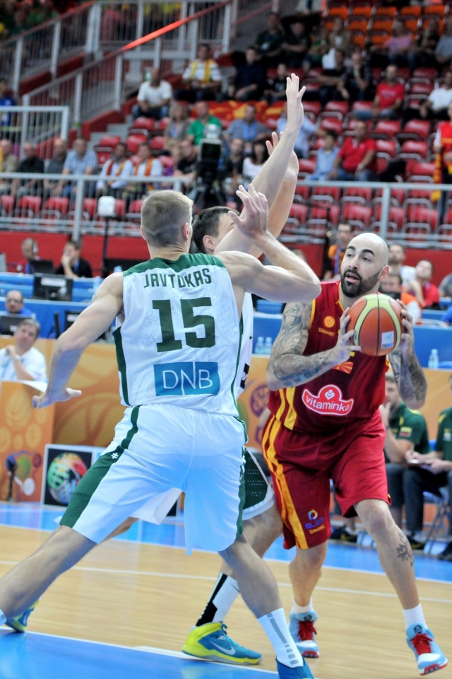 Rokiškėnai sirgaliai šalies rinktinės startą vertina prieštaringai. Eltos nuotr.