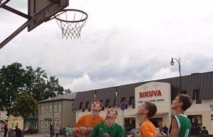 „Centro“ jėgos turnyre – krepšinio žvaigždė Po krepšiu su varžovais grūmėsi Europos vicečempionas Simas Raupys (antras iš kairės). L.Dūdaitės nuotr.