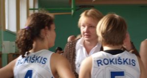 Trenerė Virginija Makutėnienė jaunosioms žaidėjoms Airei Vizbaraitei (kairėje) ir Miglei Baršauskaitei patarė