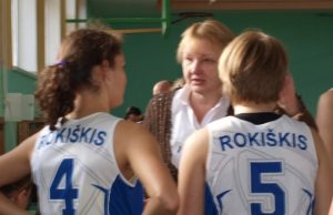 Trenerė Virginija Makutėnienė jaunosioms žaidėjoms Airei Vizbaraitei (kairėje) ir Miglei Baršauskaitei patarė