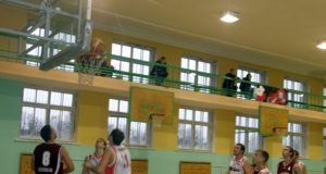 Rungtynių akimirka: “Rospo” krepšininkai (šviesi apranga) sėkmingai atakuoja varžovų krepšį.